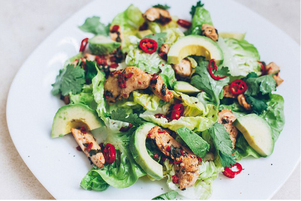 7 Receitas Low-Carb para Jantares Rápidos e Leves - Salada de frango com abacate