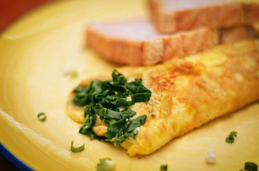 5 Receitas Low-Carb de Almoço para Perda de Peso - Omelete recheada com queijo e espinafre
