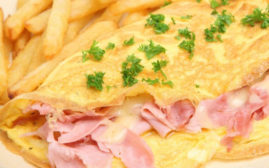 Receitas Low-Carb para Almoço de Trabalho - omelete de presunto e queijo