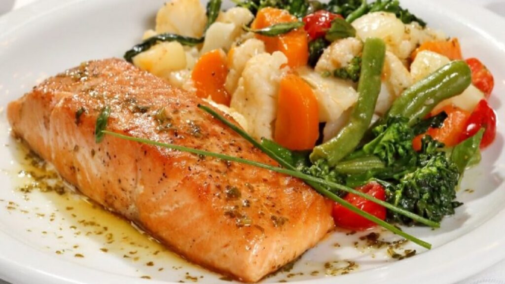 Receitas Low-Carb para Atletas - salmão com legumes