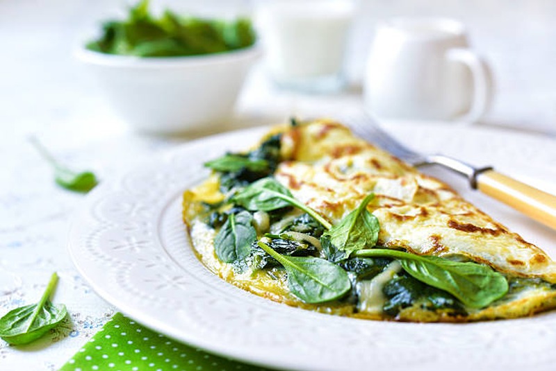 Receitas Low-Carb para Vegetarianos - omelete com queijo e espinafre