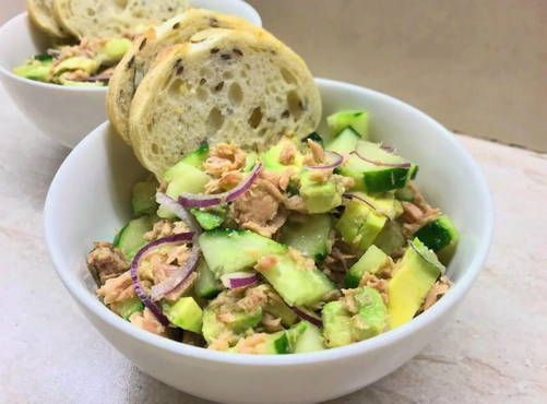 Receitas Low-Carb para a Semana - salada de atum com abacate