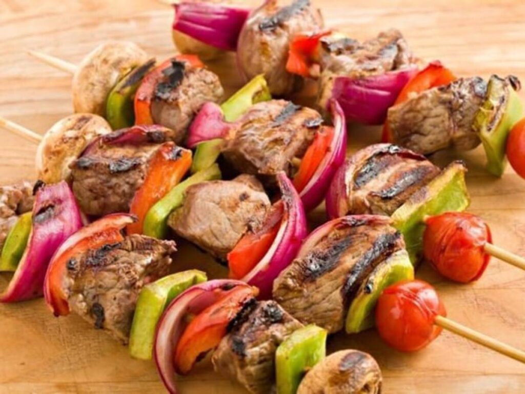 Receitas Low-Carb para o Verão - espetinho de carne com legumes